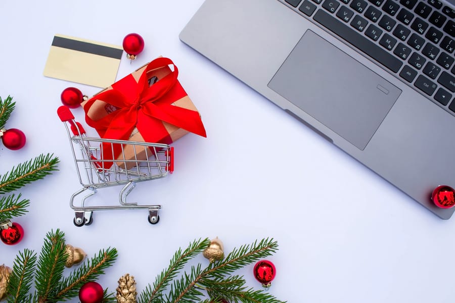 Computer, Gift Basket, And Credit Card. The Inscription In English: &Quot;Sale&Quot;. Christmas Online Stores. Winter Holiday Sales, Seasonal Sales, Black Friday, Christmas, Discounts And On-Site Shopping.